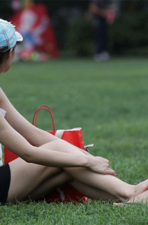 No545 纤细灵动的二趾长美足在男友腿上蹭来蹭去