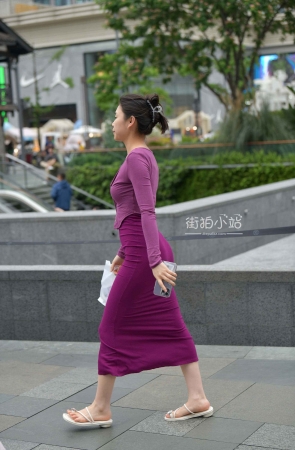 韵味紫色长裙女子