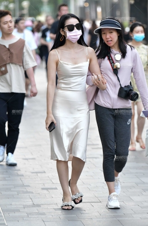 &逛街长裙美女&