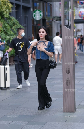 黑丝紧身喇叭裤美女