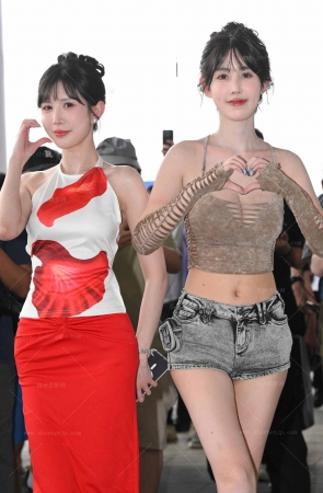 2563-3=110√性感俩闺蜜-网红小哈娜【套图➕4k视频】 13P