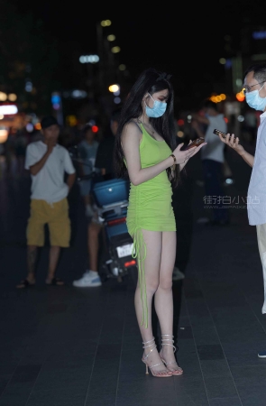 搭讪浅绿色包臀裙小妞