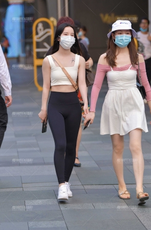 黑色紧身裤美眉