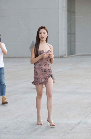 高颜值的吊带裙美女