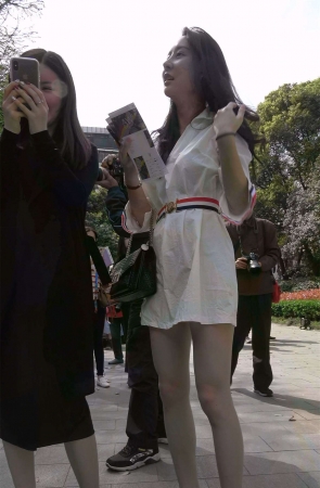 白色连衣裙美颜美女身材好颜值高