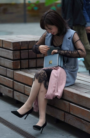 街拍优雅的蕾丝裙高跟美妇