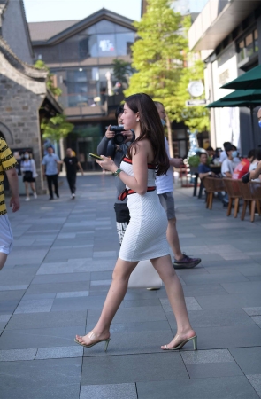 视觉冲击街拍作品 - 裹胸性感的天然美女