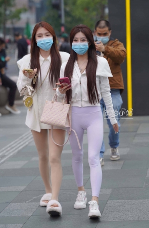 微笑的紧身女孩