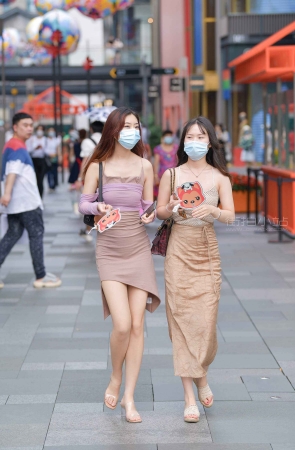 时尚的长腿姐妹花