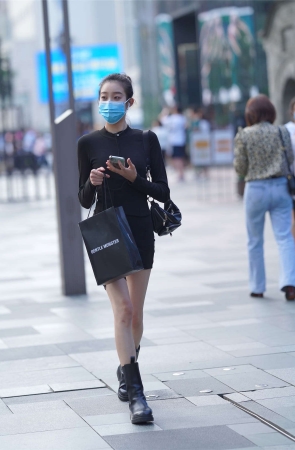 黑色紧身包臀裙