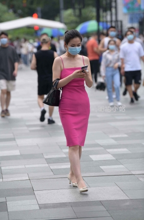 搭讪韵味的吊带裙美女朲槭