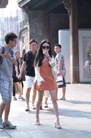 时尚的墨镜女