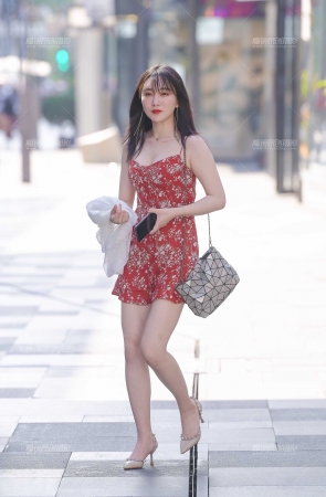 靓丽的美腿美人儿~