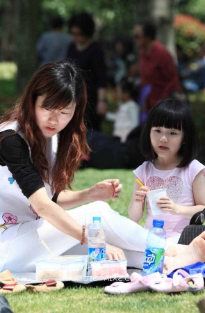 草地上的时尚美女辣妈