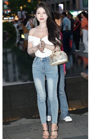 白皙牛仔裤美女(79P)