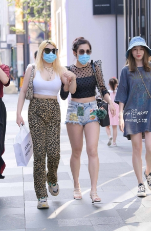 20827-12+64/丰腴的热裤闺蜜 5P