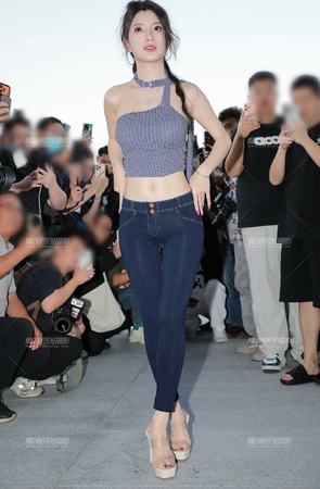 BB酱紧身牛仔裤