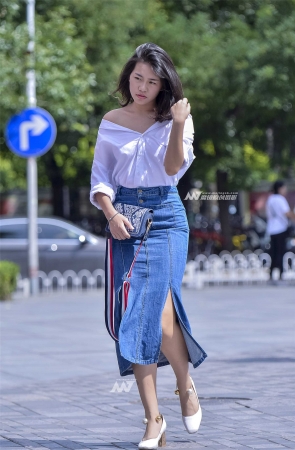 美女凹凸有致性感吸晴