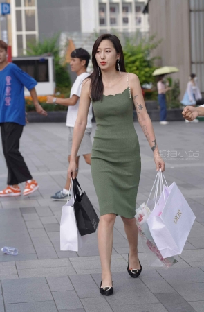 购物出来的小姐姐