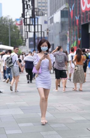 清清爽爽白短裙