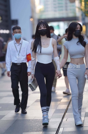 搭讪牵手的紧身姐妹
