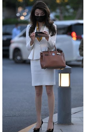 漂亮的白裙OL美女【套图+视频】