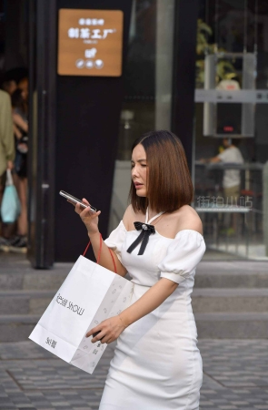 成熟的白裙姐姐