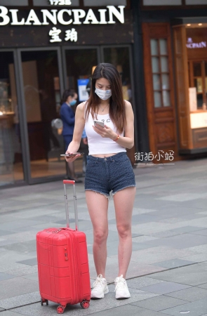 街拍清清爽爽美腿小仙女~