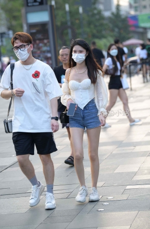 街拍青春气息热裤小姐姐