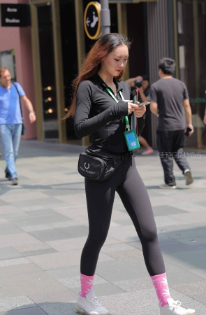 街拍紧身打底裤美眉