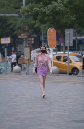 街拍紫色包臀裙性感美女