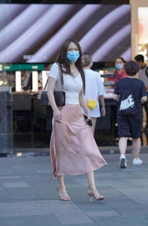 街拍粉色裙粉色高跟美女