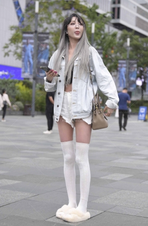 23712-42=107√性感蕾丝，春光...热裤小姐姐 12P