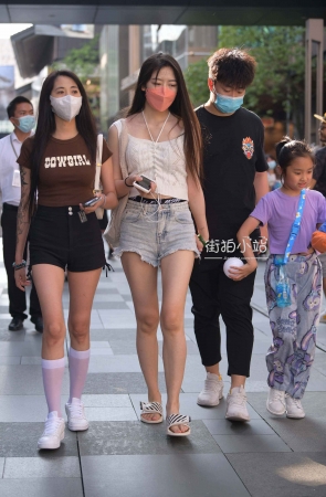 街拍长发美腿热裤美眉
