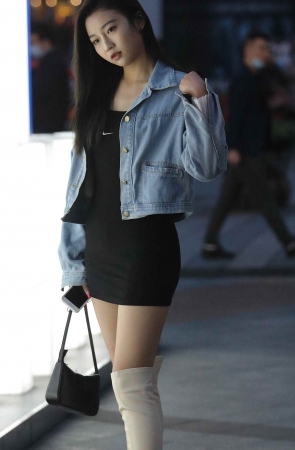 街拍短裙妹子