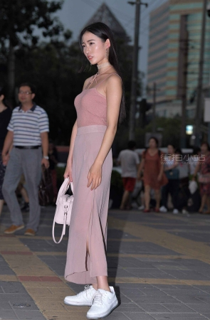 夜拍粉色裙mm