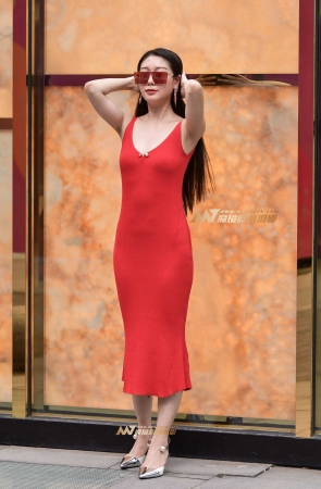 左手倒影赛帖：红裙美女风采迷人