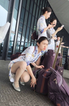 4K视频罕见海航空姐灰丝换鞋开衩旗袍视角难得 5P