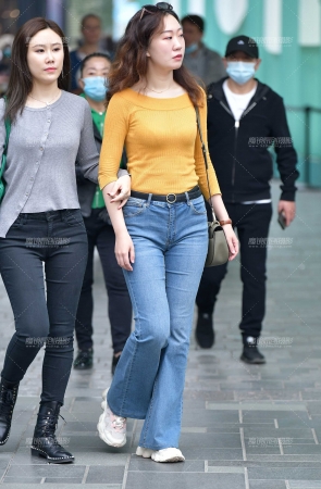 &丰腴牛仔裤美女&