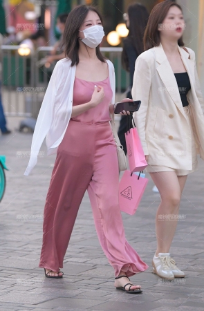 性感粉色裤美女