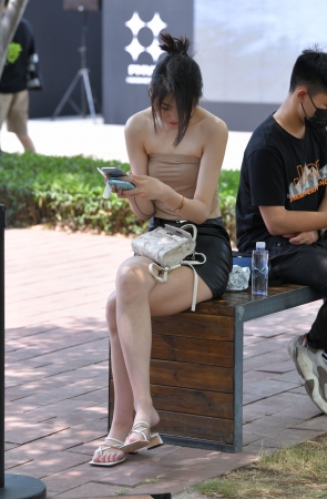 裹胸黑皮裙美女 22-04-27