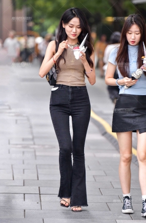 &冰激凌阔腿牛仔裤美女