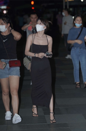 大气黑色吊带裙