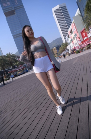 白色热裤美女