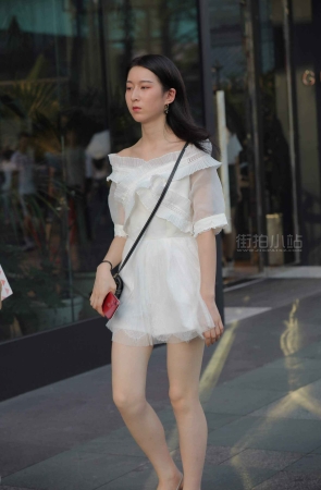 白裙姑娘