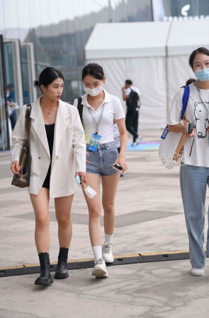 展会场外拍热牛小妹