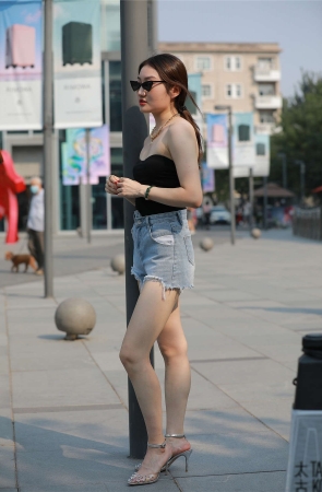 蓝色热裤白嫩香肩