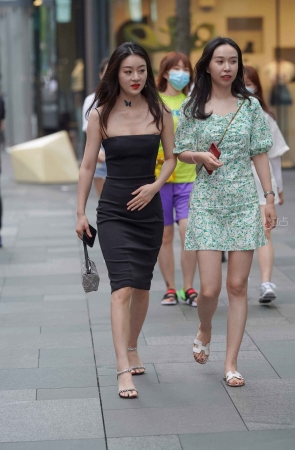 搭讪街拍黑色吊带裙美眉
