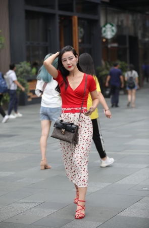 漂亮的红衣长裙小姐姐