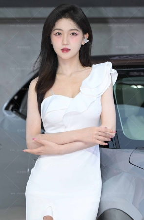 【摄神作品】25610-3=90√美足网红任绵绵 12P